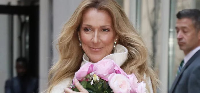 Blonde Frau hält ein Bouquet Blumen in der Hand