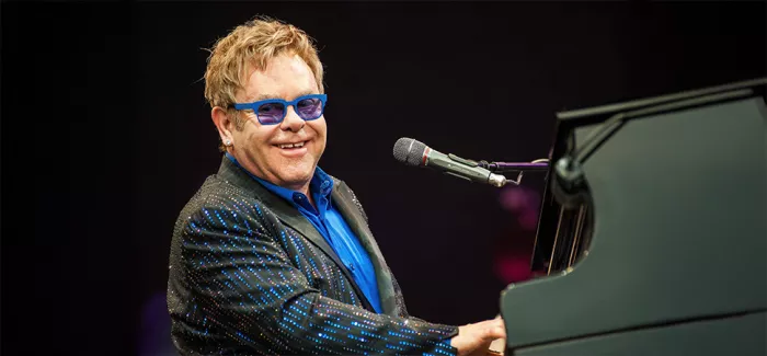 Elton John tritt in Dresden auf und spielt Klavier.