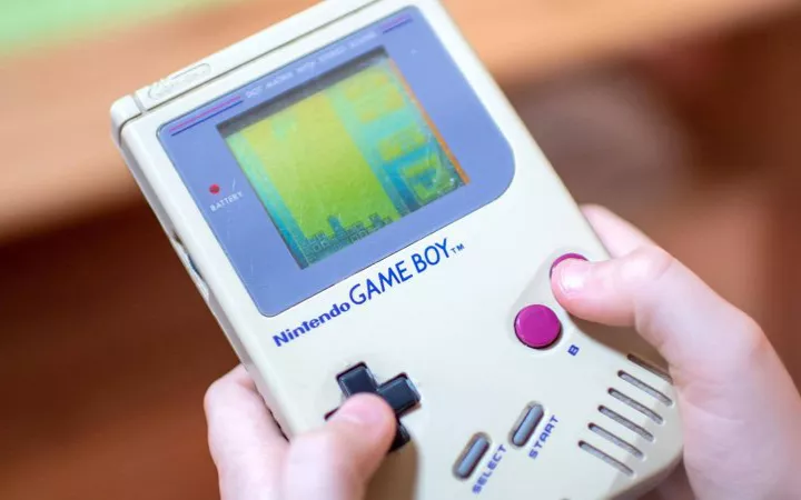  Ein Kind spielt das originale Tetris auf dem erstem originalen Gameboy von Nintendo.