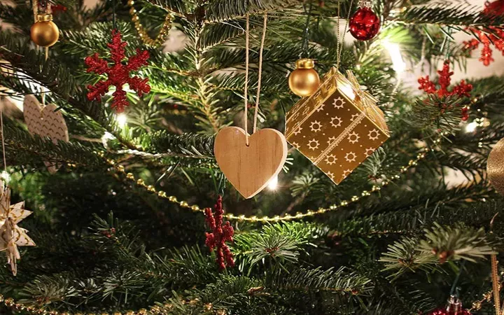 Weihnachtsbaum der gerade geschmückt wurden.