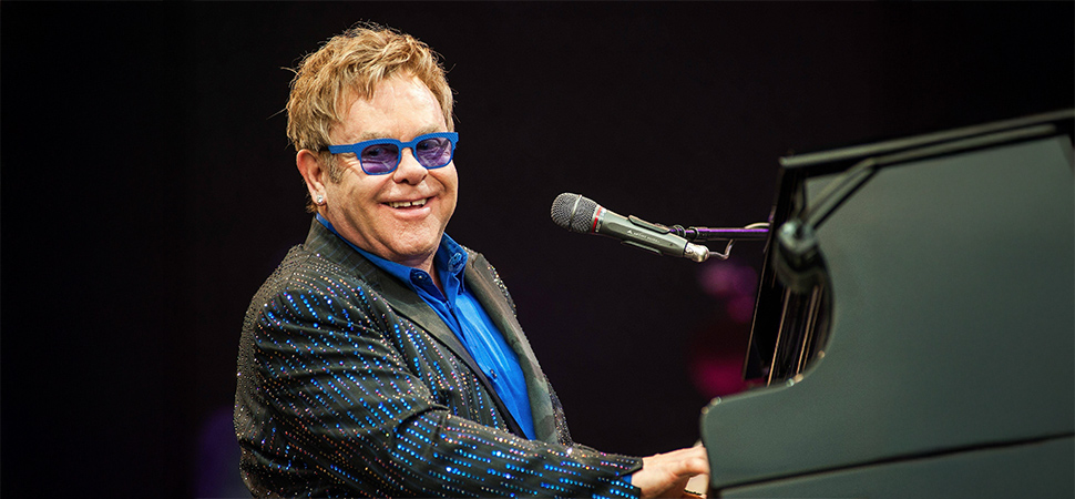 Elton John tritt in Dresden auf und spielt Klavier.